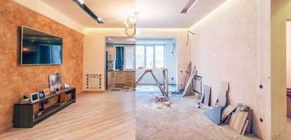 Porównanie stanu pokoju przed i po remoncie: ściana z dekoracyjną fakturą, podłoga z paneli, telewizor po lewej; surowa ściana, rusztowanie i materiały budowlane po prawej.