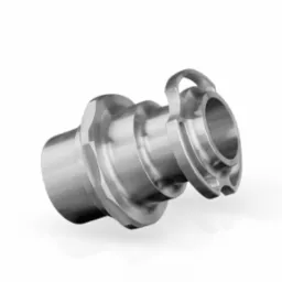 Precyzyjnie wykonany, metalowy element z obróbki skrawaniem, z widocznymi śladami toczenia i frezowania, leżący na białym tle z delikatnym cieniem.