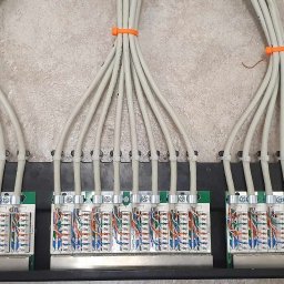 Wykonanie i porządkowanie okablowania strukturalnego w szafie teletechnicznej – patchpanele, oznaczenia i przygotowanie infrastruktury pod stabilną sieć LAN.