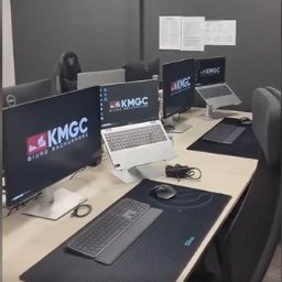 Przygotowanie i konfiguracja stanowisk roboczych – komputery, monitory, peryferia oraz wsparcie użytkowników w środowisku firmowym.