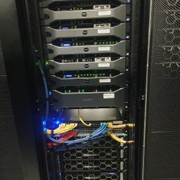 Administracja i utrzymanie infrastruktury serwerowej – serwery, urządzenia sieciowe, okablowanie oraz monitoring pracy systemów.