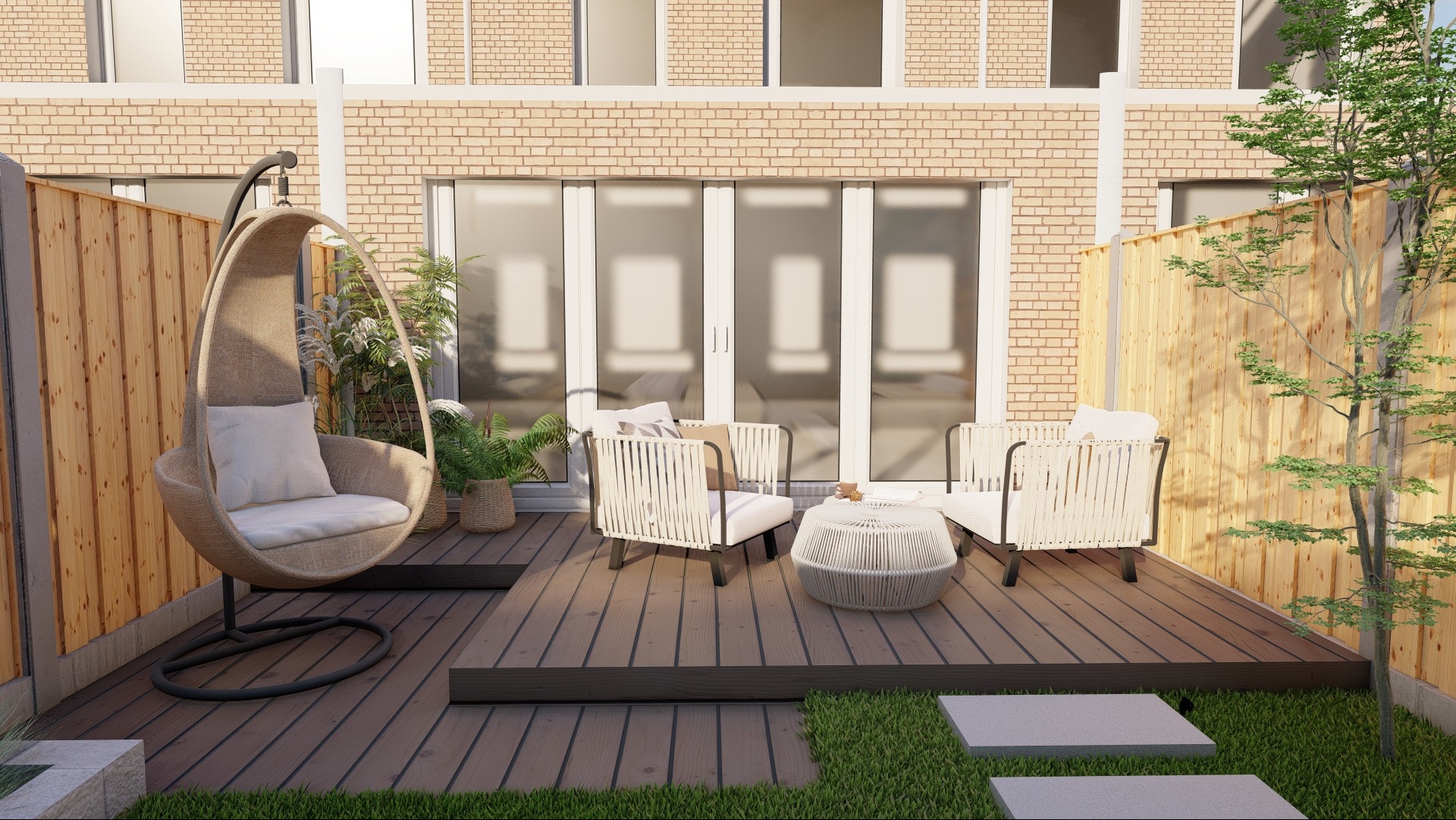 Nowoczesny taras z drewnianą podłogą, wiszącym fotelem, białymi krzesłami i stolikiem kawowym, otoczony zielenią i płotem z jasnego drewna.