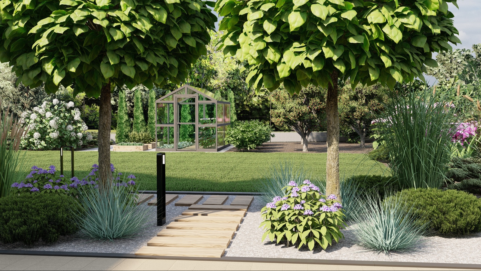 Urzekający widok na ogród z drewnianą ścieżką prowadzącą do szklarni, otoczoną kulistymi drzewami, kwitnącymi krzewami i ozdobnymi trawami, oświetlony nowoczesnymi lampami.