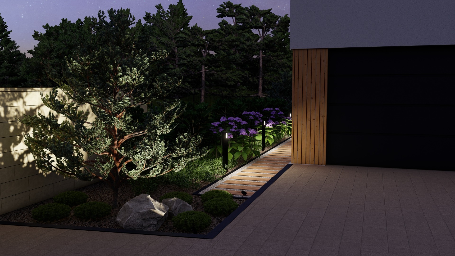 Oświetlony ogród nocą z drewnianą ścieżką, rabatami z fioletowymi kwiatami i ozdobnym drzewem iglastym, widok na nowoczesny budynek z czarną bramą garażową.