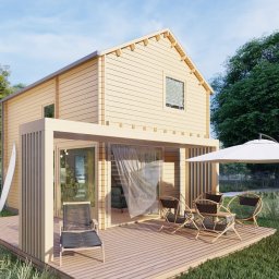 Logbar Sp. z o.o. - Wizualizacja letniskowego domu z jasnego drewna z tarasem, na którym stoją wiklinowe krzesła, leżanka i biały parasol; w tle zielone drzewa i trawa.