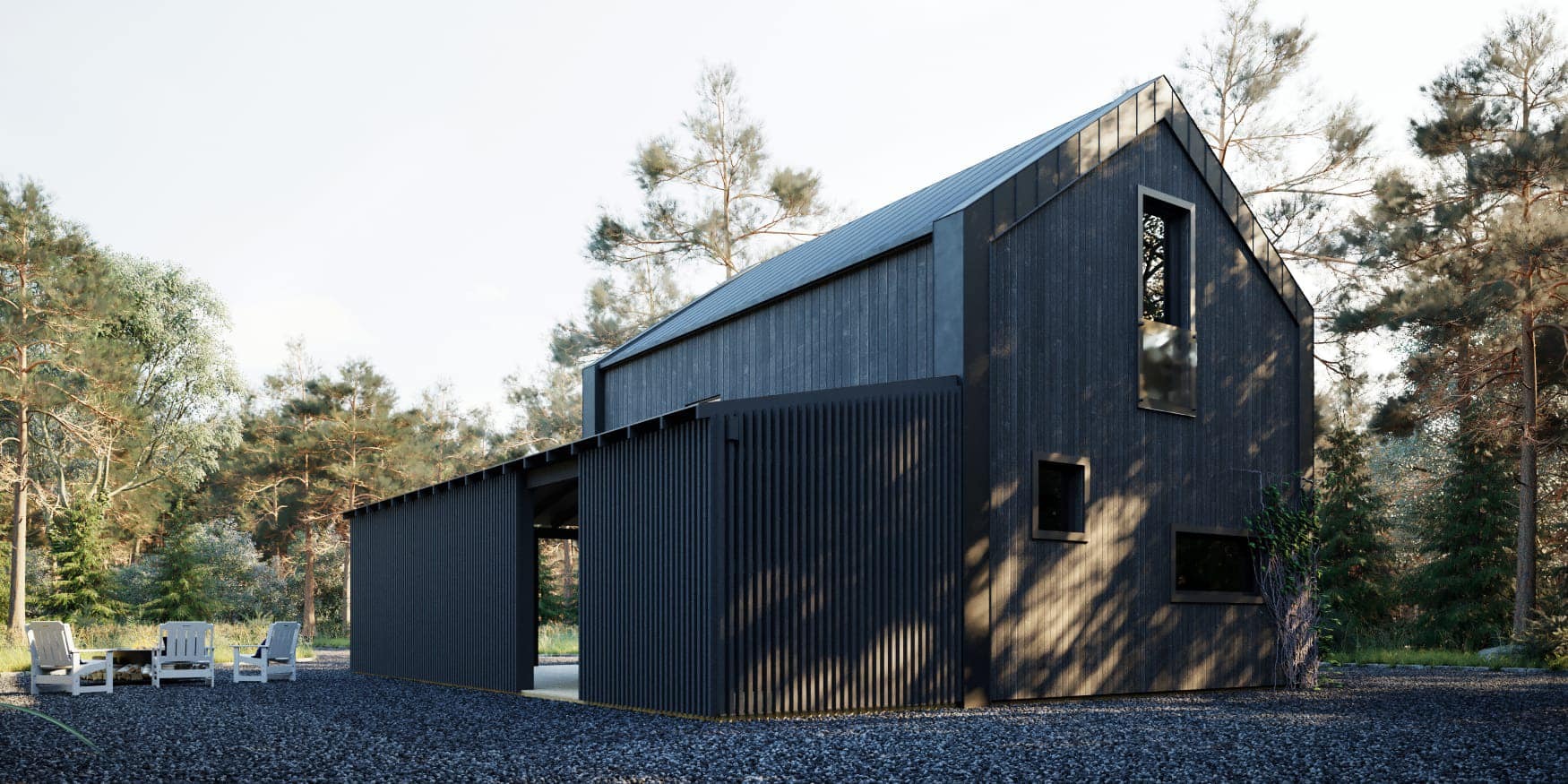 Czarny, nowoczesny dom z drewnianą elewacją i metalowym dachem, otoczony drzewami, z widocznymi trzema białymi krzesłami na żwirowym podłożu.
