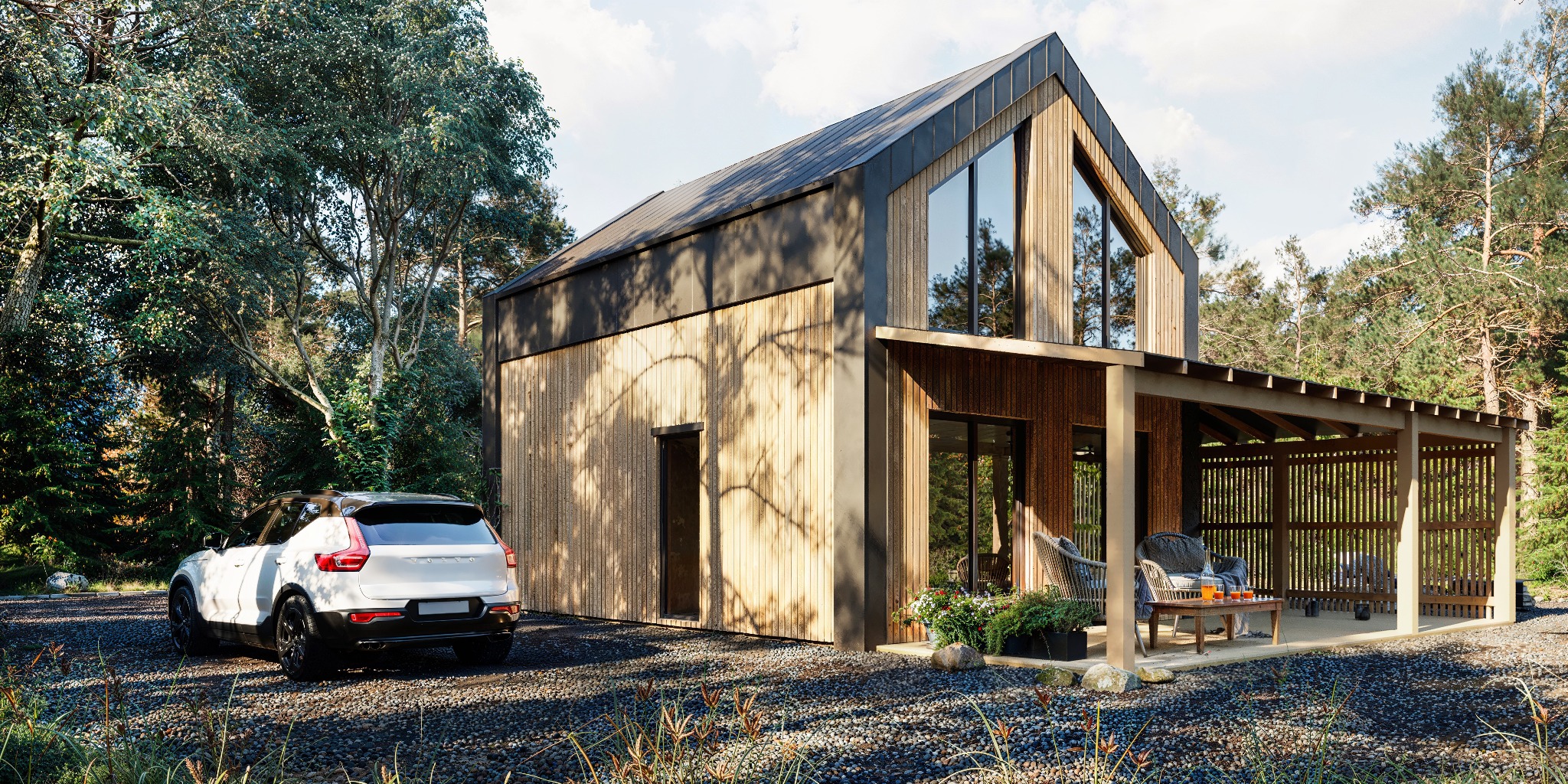 Nowoczesny dom z drewnianą elewacją i metalowym dachem, z dużymi przeszkleniami, tarasem z wiklinowymi meblami i białym SUV-em zaparkowanym na żwirowym podjeździe w otoczeniu drzew.