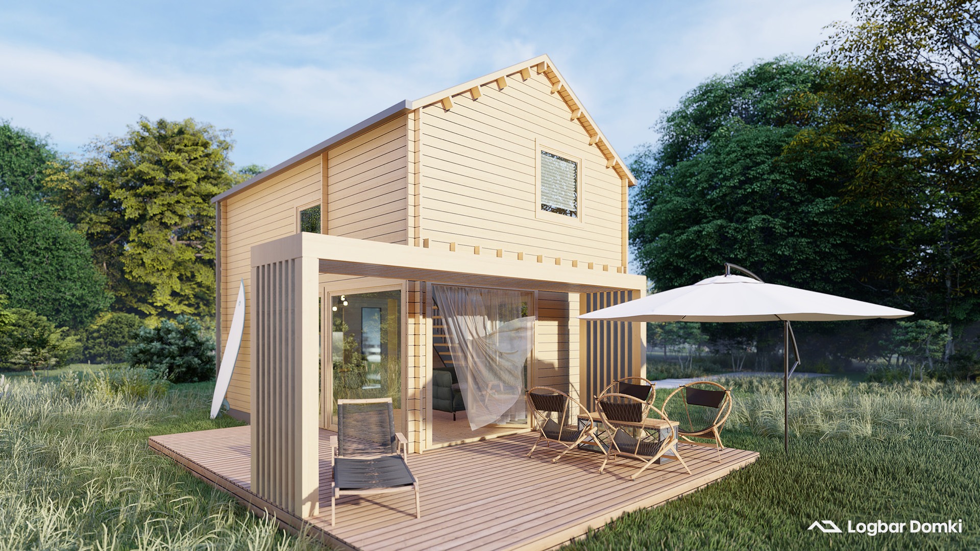 Wizualizacja letniskowego domu z jasnego drewna z tarasem, na którym stoją wiklinowe krzesła, leżanka i biały parasol; w tle zielone drzewa i trawa.