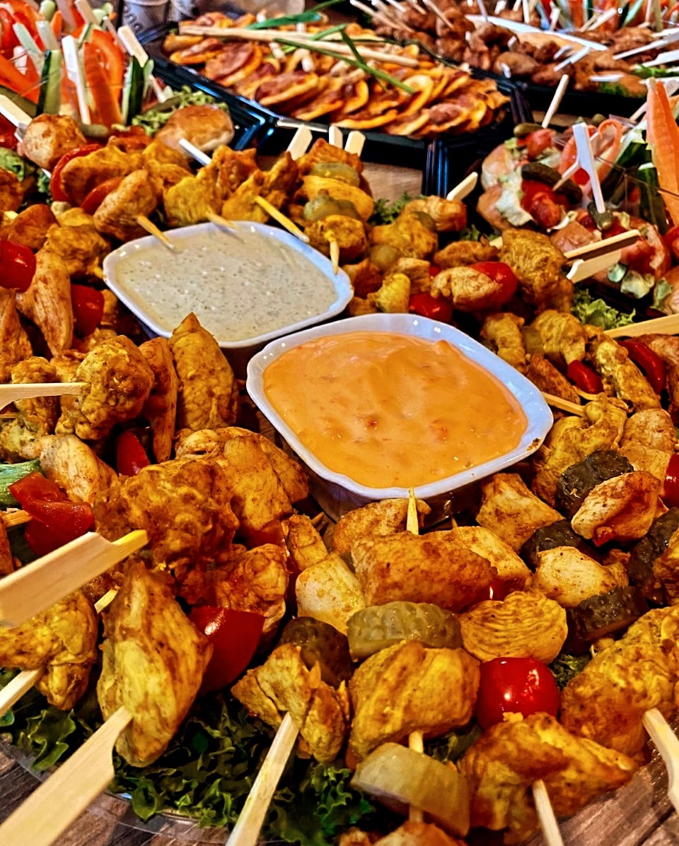 Szaszłyk z kurczaka z pomidorkiem, ogórkiem i cukinią