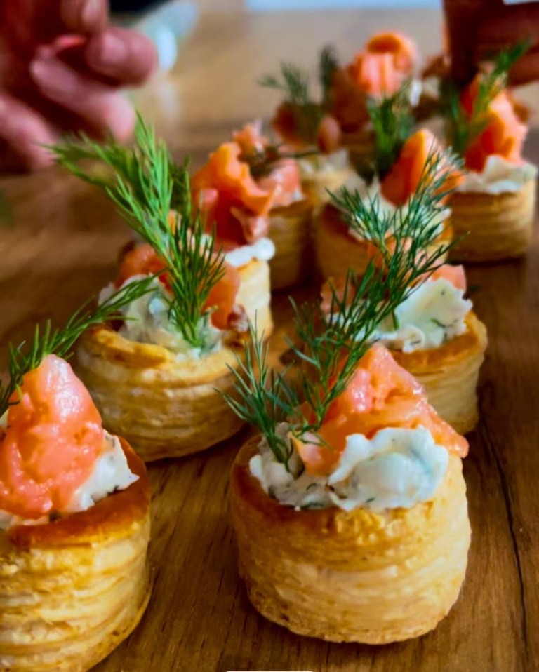 Tartaletki z creme chese i łososiem przyozdobione i koperkiem i aromatycznie i smakowice doprawione