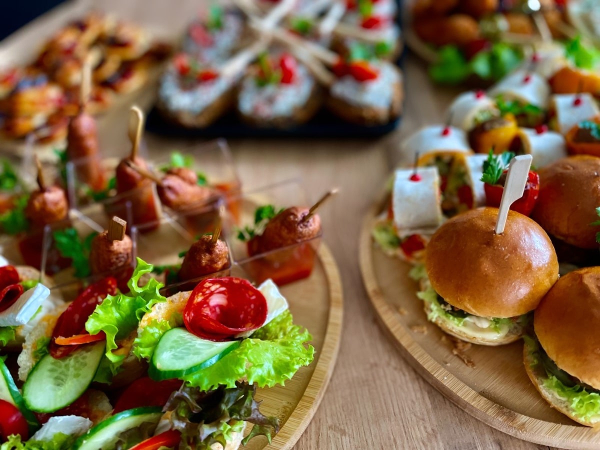 Mały zestaw: burgerki, corn dogi, pieczarki, tortilki, kanapeczki