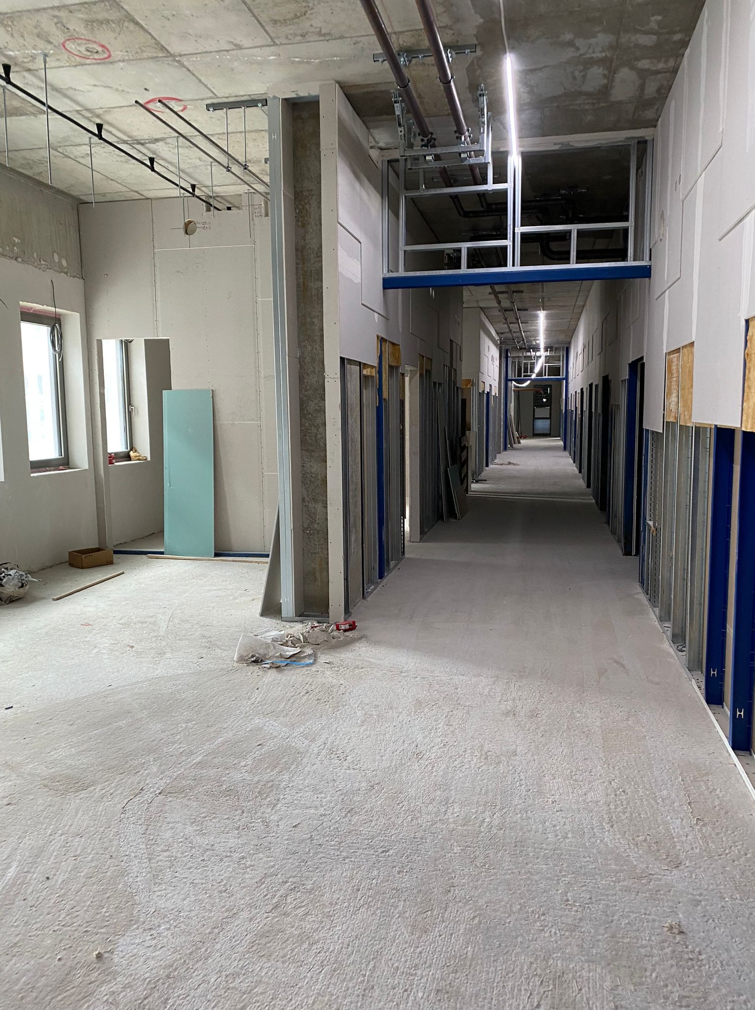 Budowa szpitala , ściany wewnętrzne i sufity GK , projekt w Niemczech.