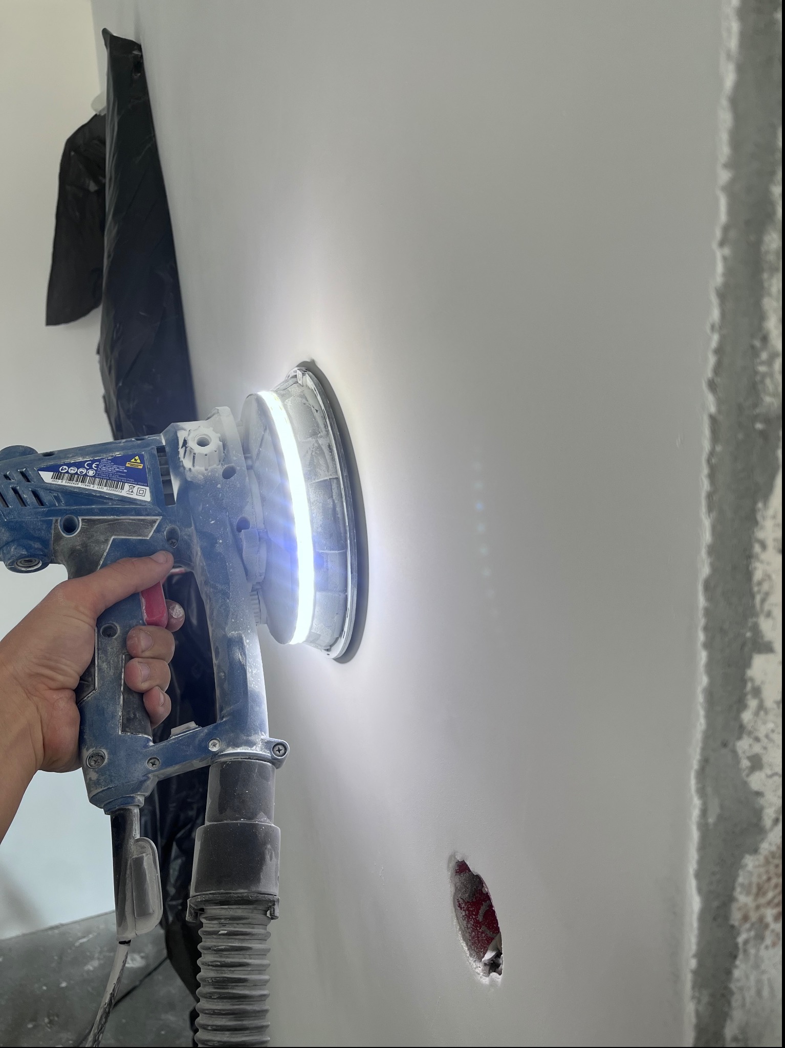 Gładzie przecierane maszynka oscylacyjna z ledem co zapewnia idealne dotarcie