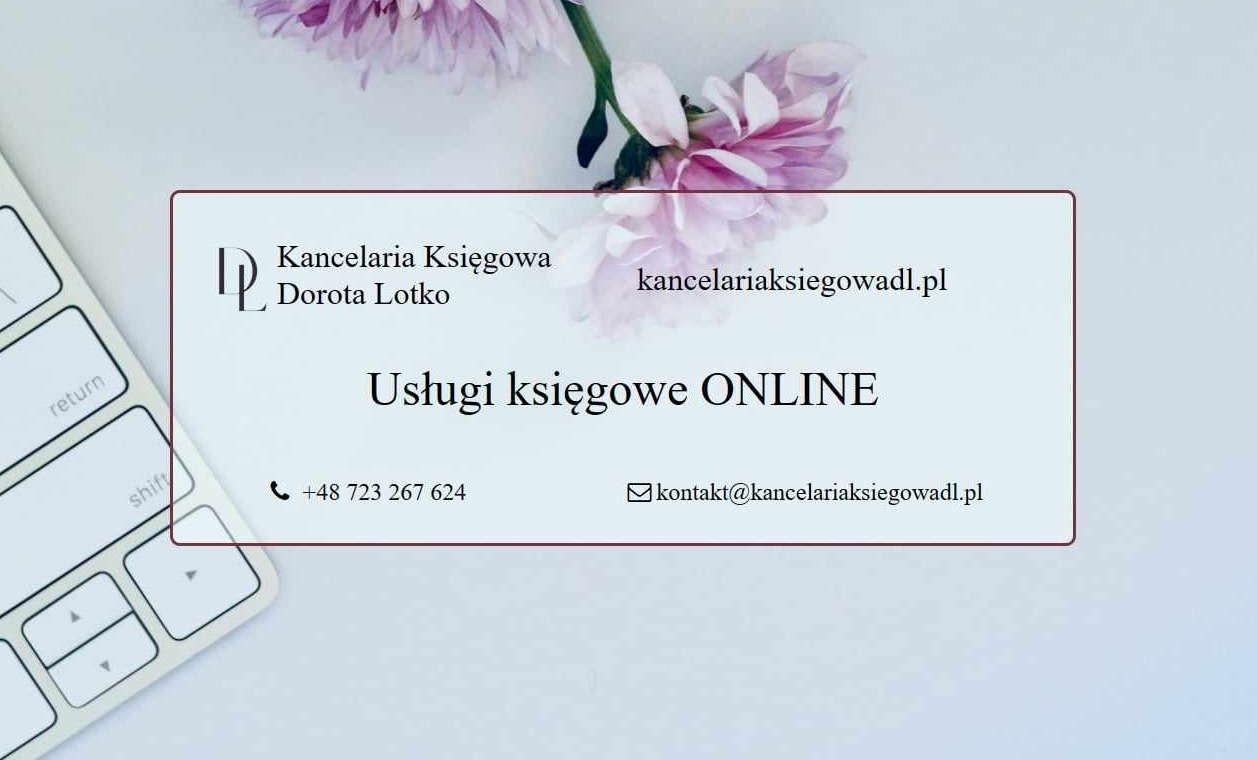 Wizytówka Kancelarii Księgowej Doroty Lotko z informacją o usługach księgowych online, numerem telefonu, adresem email i adresem strony internetowej, umieszczona obok klawiatury komputera...