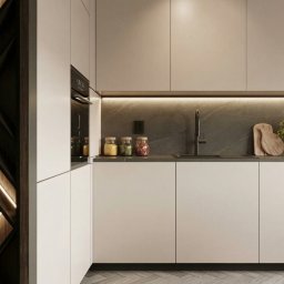 Julia Dujka Interior Design - Nowoczesna kuchnia w odcieniach bieli i szarości z drewnianym regałem na wino z podświetleniem LED. Minimalistyczny design, eleganckie wykończenie, dbałość o detale.