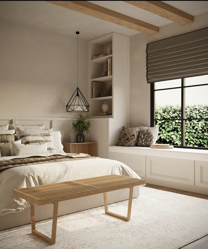 Jasna sypialnia w neutralnych barwach: łóżko z beżową pościelą, drewniana ławka, okno z roletą rzymską i widokiem na zieleń. Minimalistyczna lampa i półka z dekoracjami.