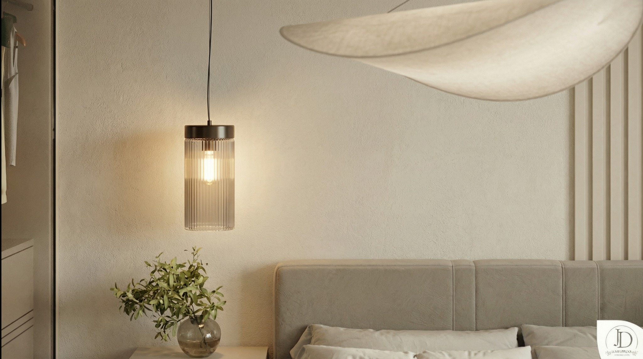 Nowoczesna sypialnia w beżach: designerska lampa wisząca, panele ścienne z pionowym rytmem, przeszklenia garderoby dodające głębi, stylowa toaletka z lustrem.