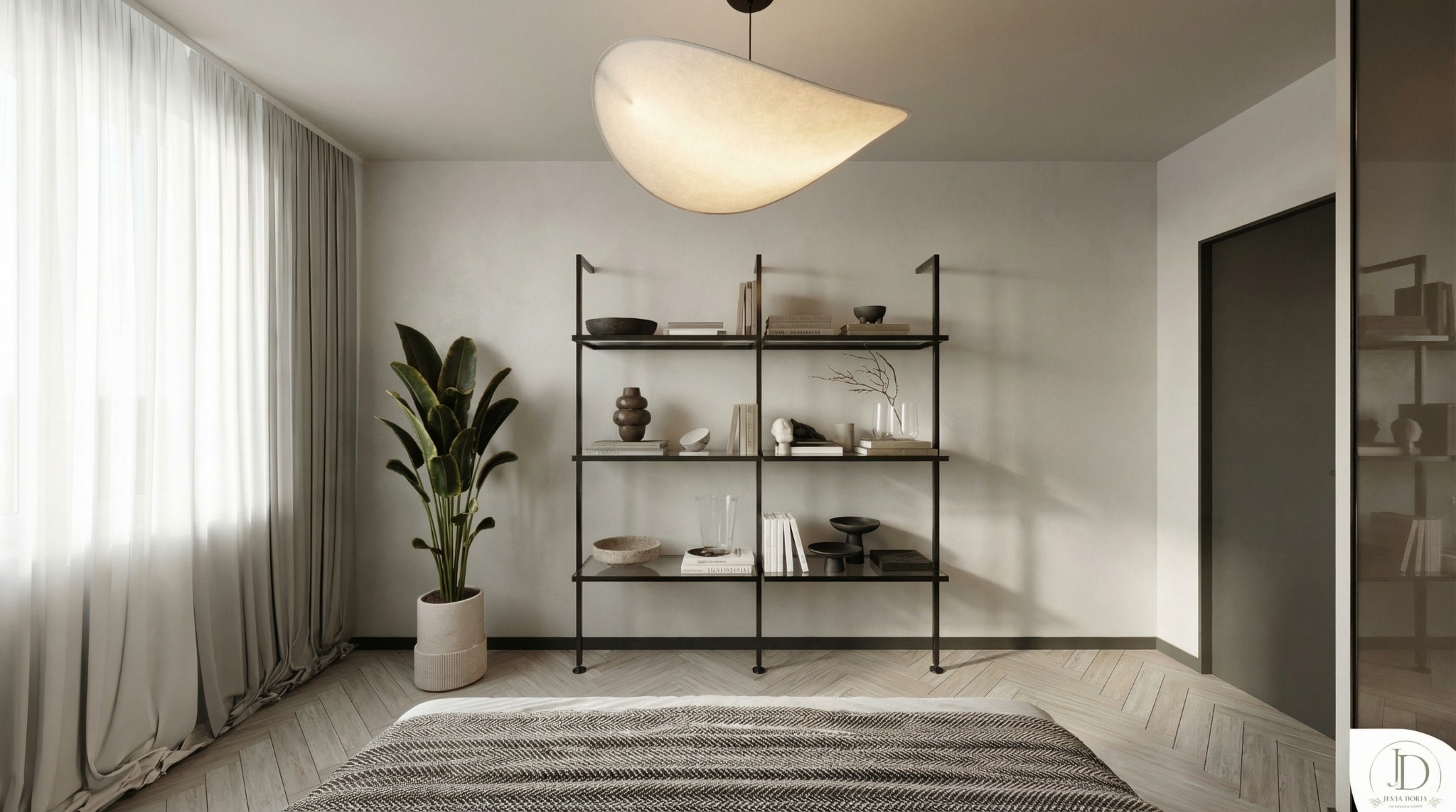 Jasne wnętrze sypialni z drewnianą podłogą w jodełkę. Na ścianie regał z dekoracjami, obok okno z zasłonami i roślina w doniczce. Nad łóżkiem designerska lampa.