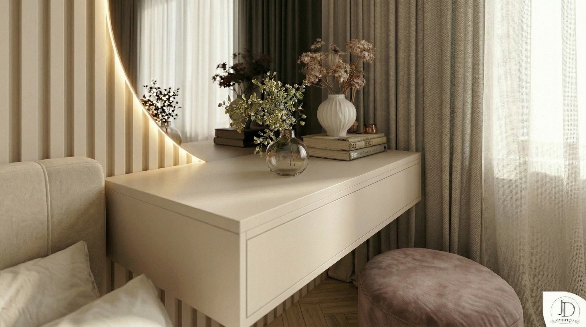 Beżowa toaletka z podświetlanym lustrem, kwiatami w wazonie i pufą. Stonowana kolorystyka, minimalistyczny design, eleganckie wykończenie. Element sypialni.