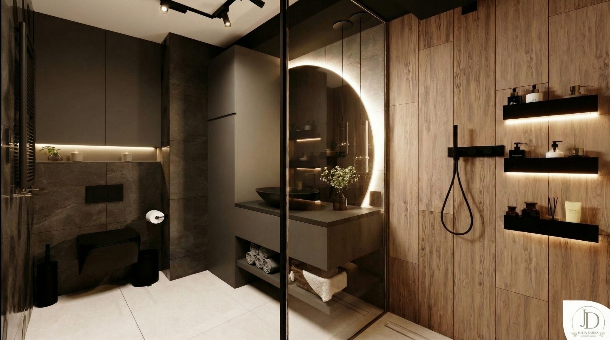 Nowoczesna łazienka z drewnianą ścianą, okrągłym lustrem z podświetleniem LED i czarną armaturą. Minimalistyczny design z akcentami naturalnego drewna i subtelnym oświetleniem.