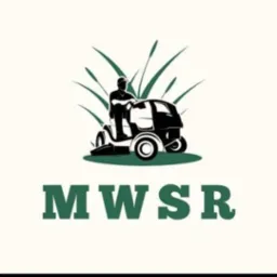 Grafika wektorowa przedstawiająca sylwetkę osoby na kosiarce samojezdnej, z tłem z roślinności wodnej i napisem MWSR w kolorze zielonym.