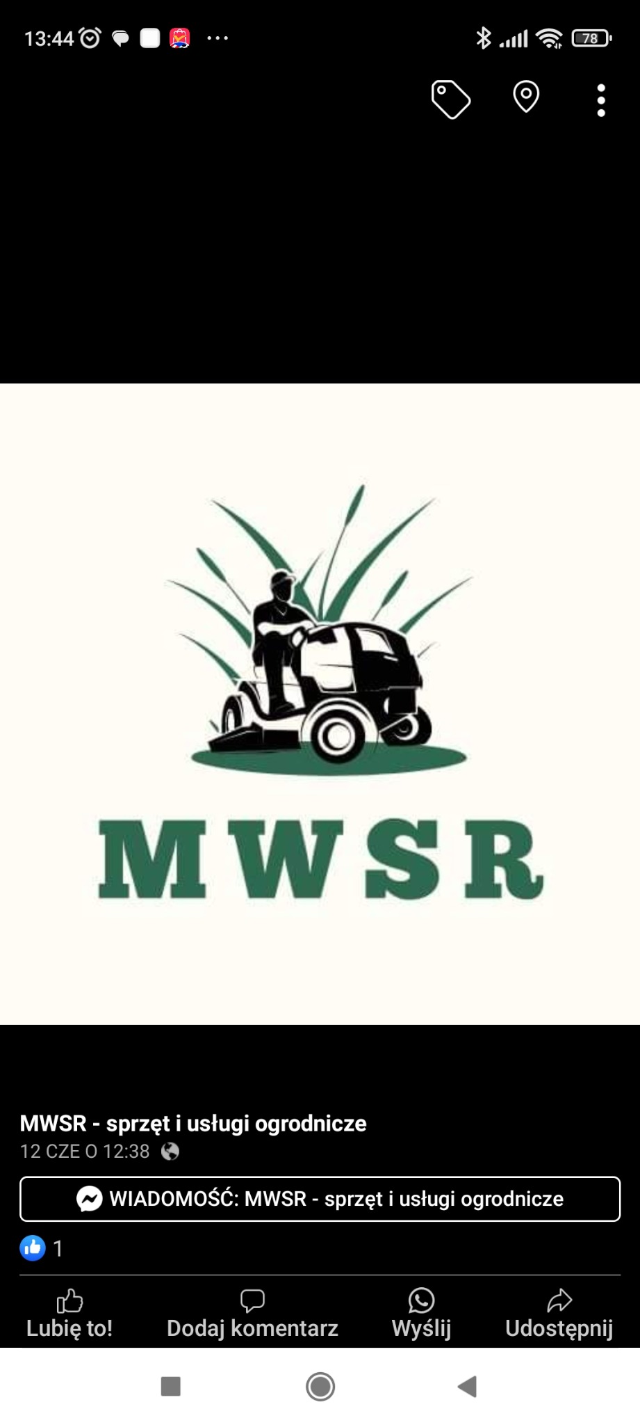 Grafika wektorowa przedstawiająca sylwetkę osoby na kosiarce samojezdnej, z tłem z roślinności wodnej i napisem MWSR w kolorze zielonym.