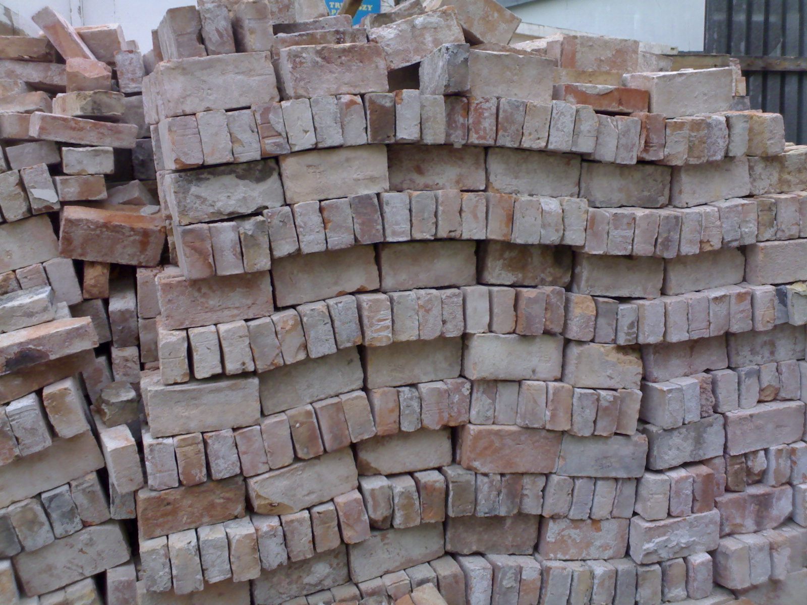 Cegła rozbiórkowa z budynku 100letniego