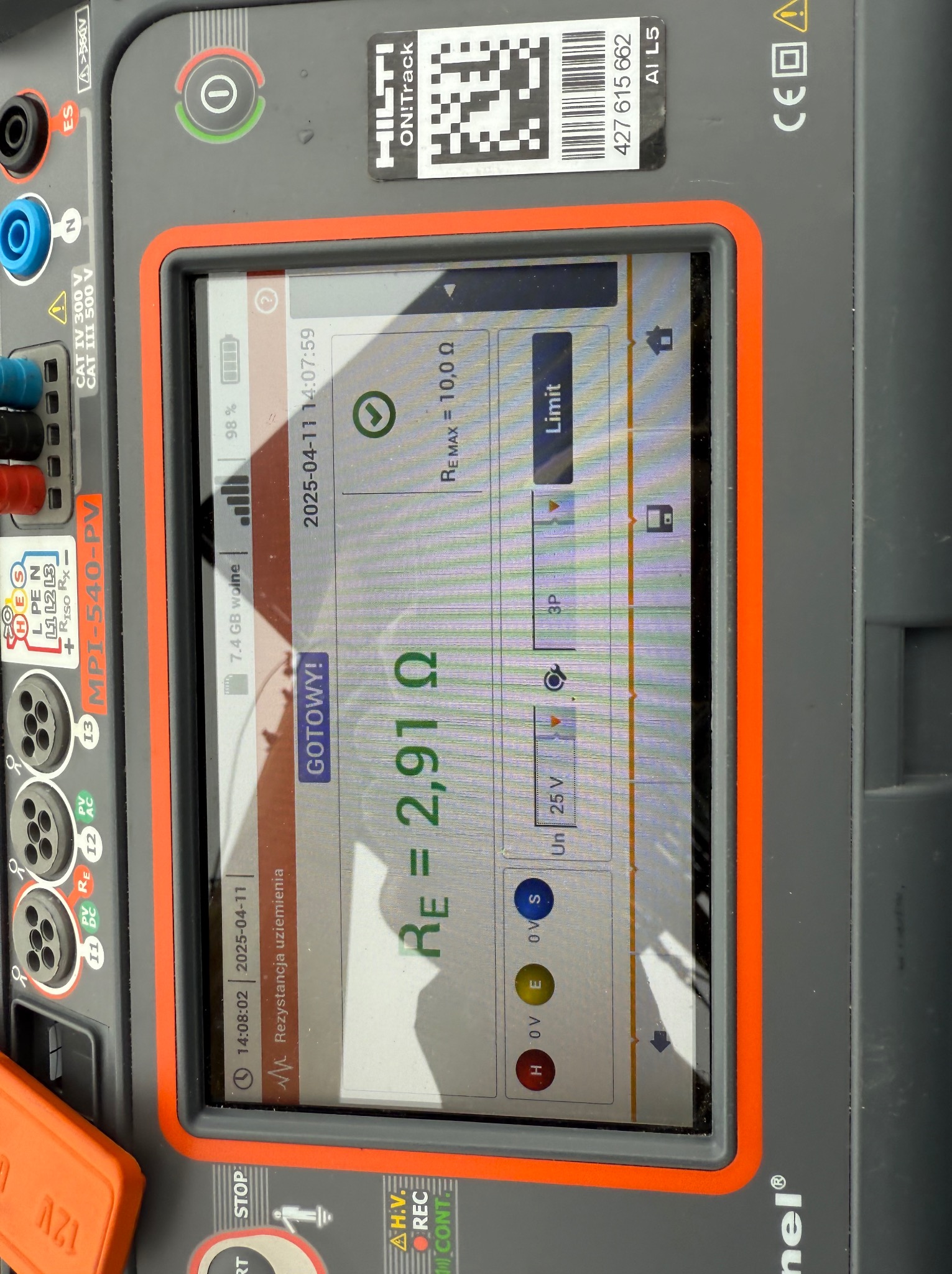 Miernik rezystancji uziemienia Sonel MPI-540-PV z wyświetlonym wynikiem pomiaru 2,91 Ω, widoczne porty pomiarowe i etykieta Hilti On!Track.