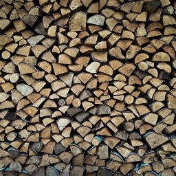 MatWood Mateusz Kędzior - Starannie ułożony stos pociętych kawałków drewna w Grzawie, ukazujący naturalne słoje i korę.