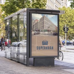 Percepcje Studio Paweł Aleksander Figiel - Przystanek autobusowy z reklamą nowego budynku mieszkalnego w tle ruchliwej ulicy miejskiej.