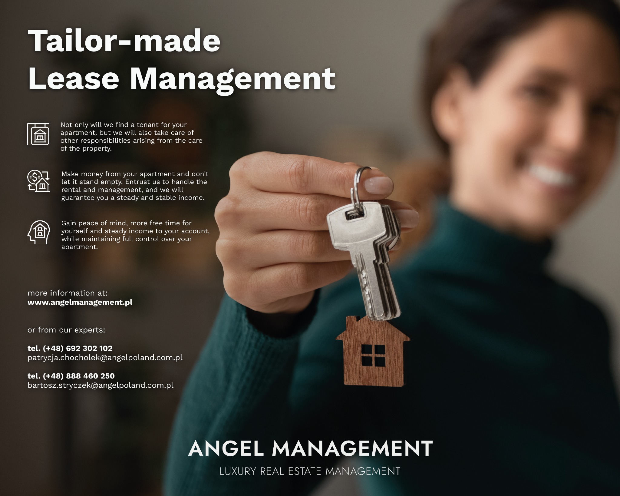 Dłoń trzyma pęk kluczy z breloczkiem w kształcie domu na tle rozmytej twarzy i tekstu reklamowego agencji zarządzającej nieruchomościami.