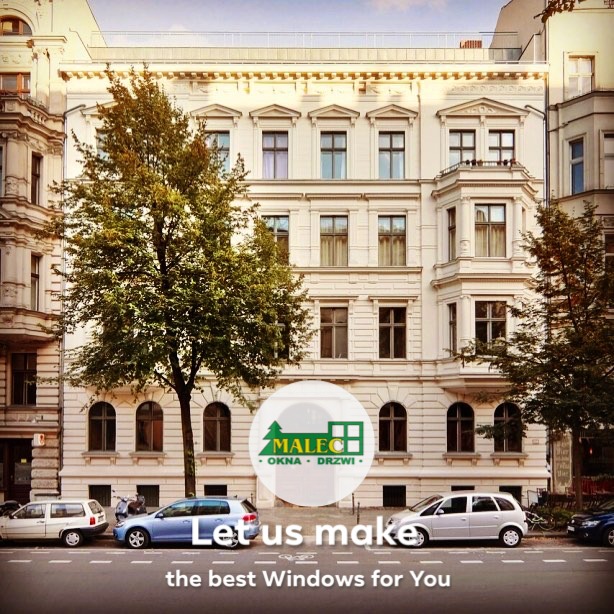 Elewacja kamienicy w Berlinie z oknami, na pierwszym planie drzewo i zaparkowane samochody, nałożone logo firmy oferującej okna i drzwi.