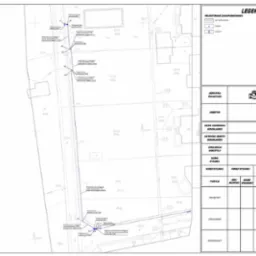 Plan instalacji wodociągowej z oznaczeniami: projektowane rury, zasuwy, hydranty. Widoczne numery działek i odległości. Schemat techniczny z legendą i danymi projektanta.