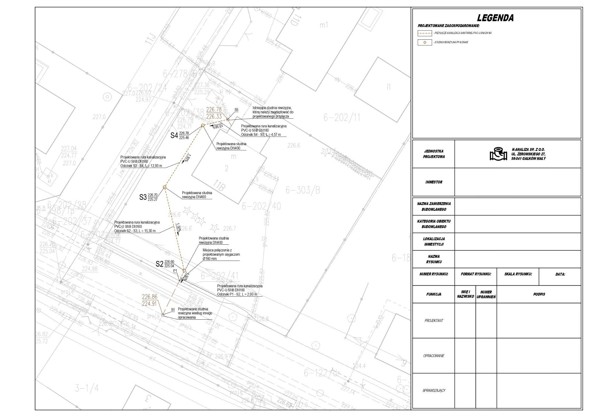 Schemat projektowanej sieci kanalizacyjnej z oznaczeniami studni rewizyjnych i rur, z legendą i tabelą informacyjną. Projekt instalacji sanitarnej.
