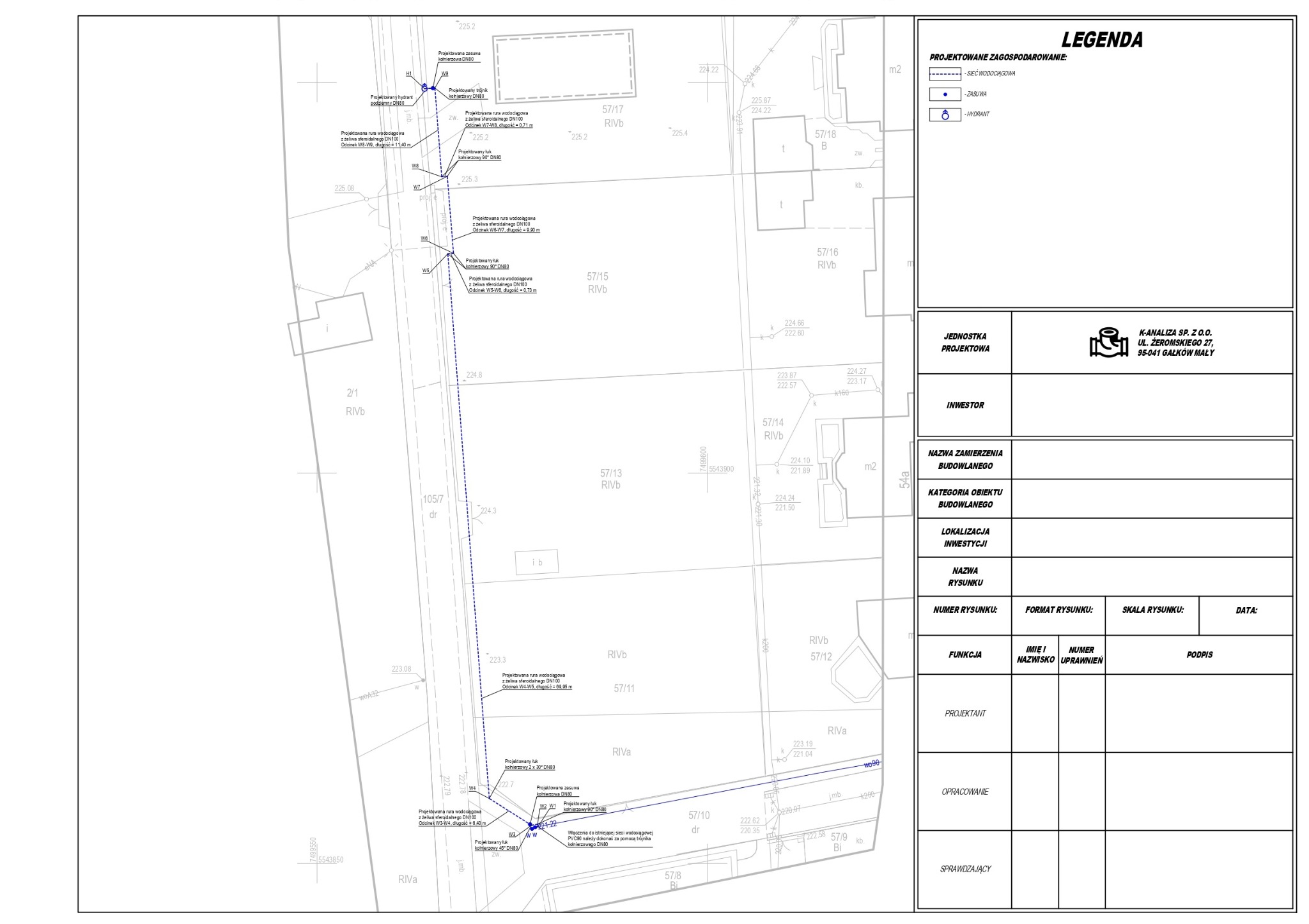 Plan instalacji wodociągowej z oznaczeniami: projektowane rury, zasuwy, hydranty. Widoczne numery działek i odległości. Schemat techniczny z legendą i danymi projektanta.