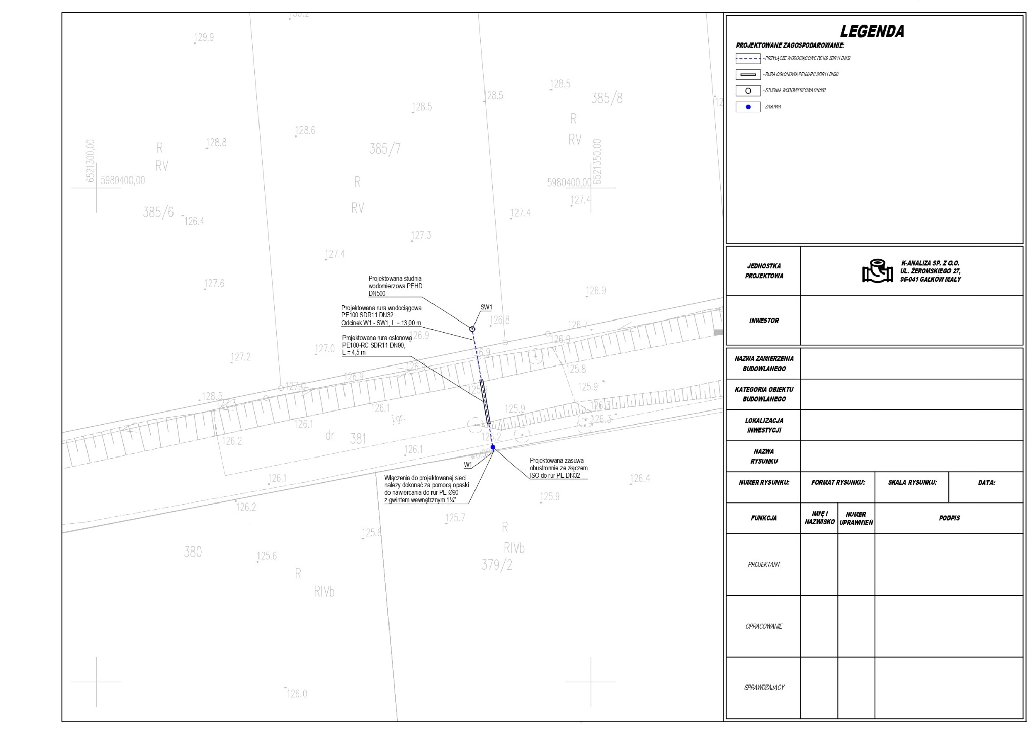 Schemat projektowanej instalacji wodociągowej z legendą, oznaczeniami rur PE i studni wodomierzowej DN500. Dokumentacja techniczna przyłącza.