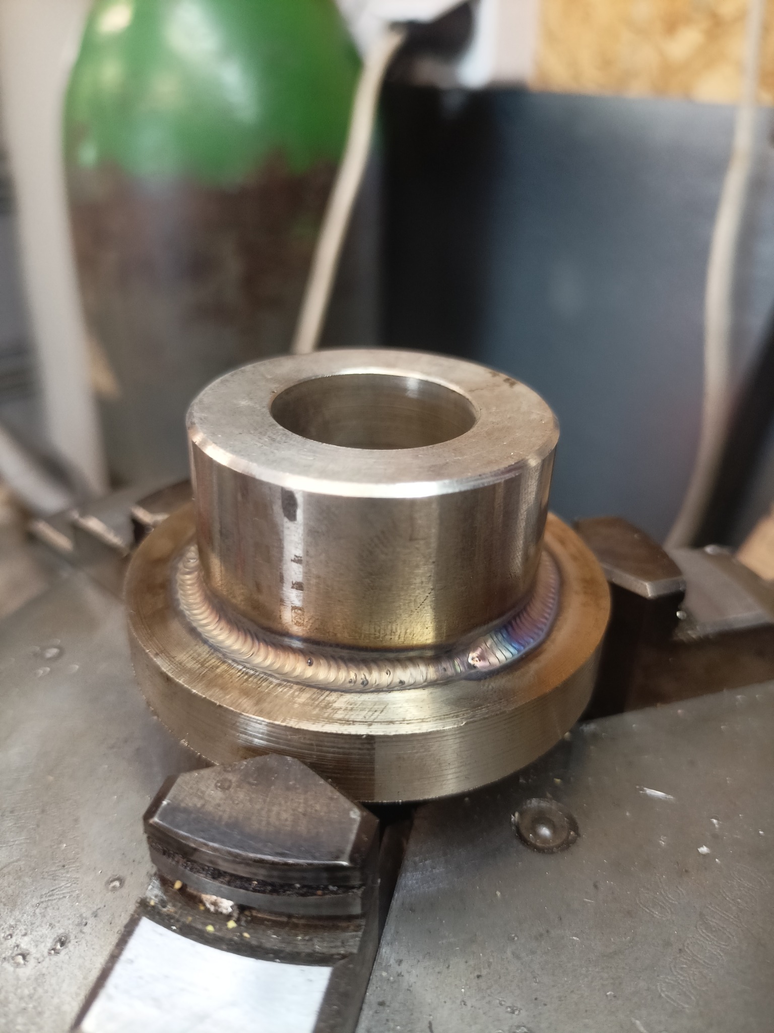 Detal ze stali po spawaniu TIG, widoczne charakterystyczne przebarwienia termiczne, zamocowany w uchwycie tokarskim w Ligocie Turawskiej.