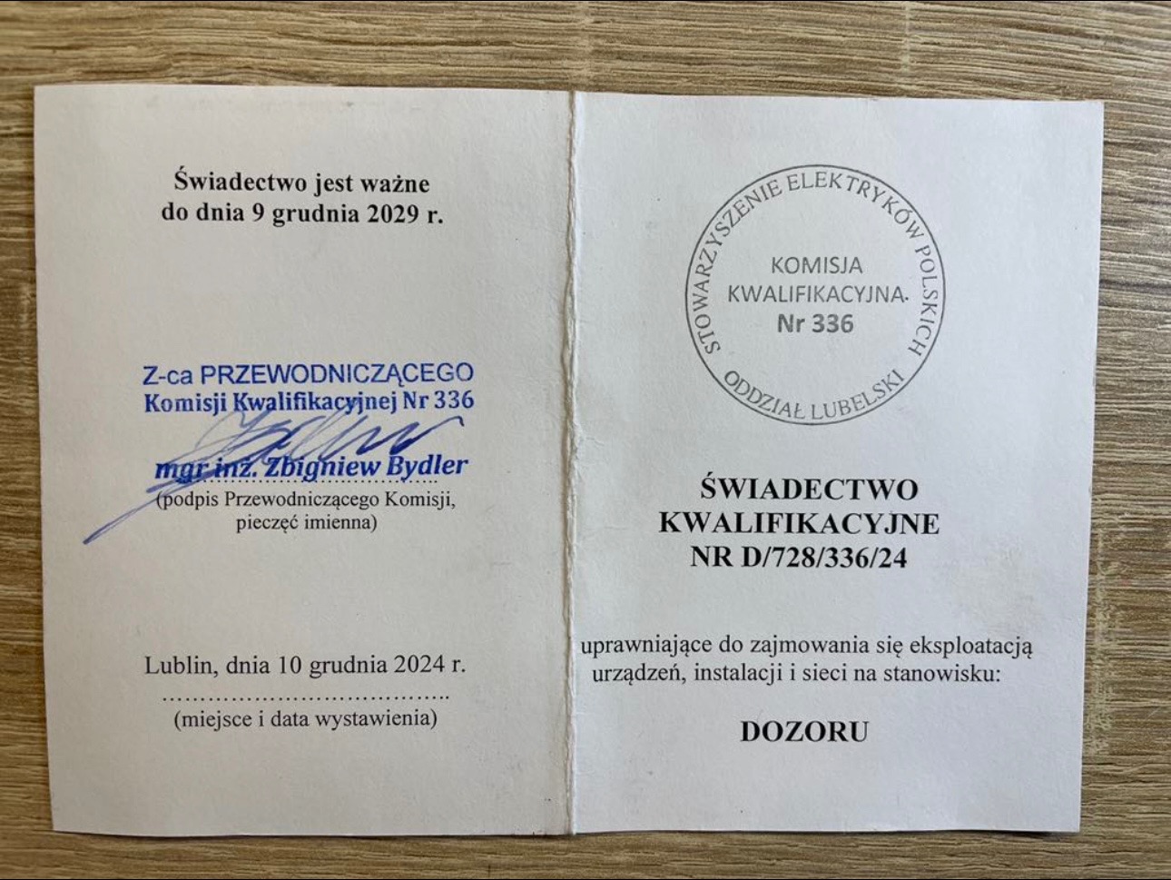 Skan dwustronicowego świadectwa kwalifikacyjnego Stowarzyszenia Elektryków Polskich, Oddział Lubelski, uprawniającego do zajmowania się eksploatacją urządzeń, instalacji i sieci na stanowisku...