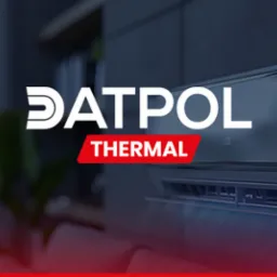 Nowoczesny klimatyzator z wyświetlaczem temperatury 22 stopni, z widocznym logo firmy DATPOL THERMAL, zamontowany na ścianie w pomieszczeniu z rośliną w tle.