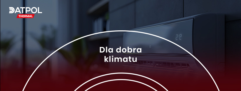 Szary klimatyzator ścienny z wyświetlaczem temperatury 22 stopnie Celsjusza, logo Datpol Thermal w lewym górnym rogu, hasło 'Dla dobra klimatu' na środku.