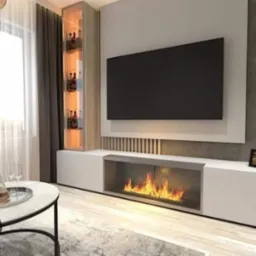 Nowoczesny salon z zabudową TV z biokominkiem, podświetlaną witryną na alkohol i okrągłym stolikiem kawowym z dekoracyjnym dzbankiem.