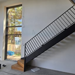 PEKA WOODCRAFT SPÓŁKA Z OGRANICZONĄ ODPOWIEDZIALNOŚCIĄ - W tym projekcie do produkcji zastosowano blachę gr 8mm, profile stalowe oraz drewno dębowe