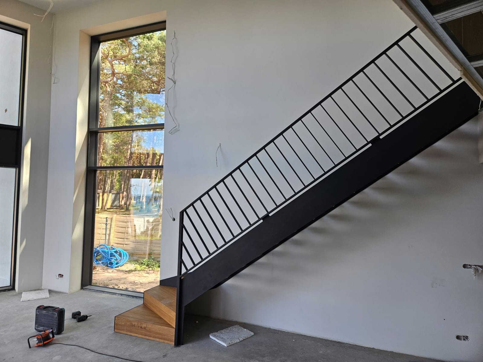 W tym projekcie do produkcji zastosowano blachę gr 8mm, profile stalowe oraz drewno dębowe