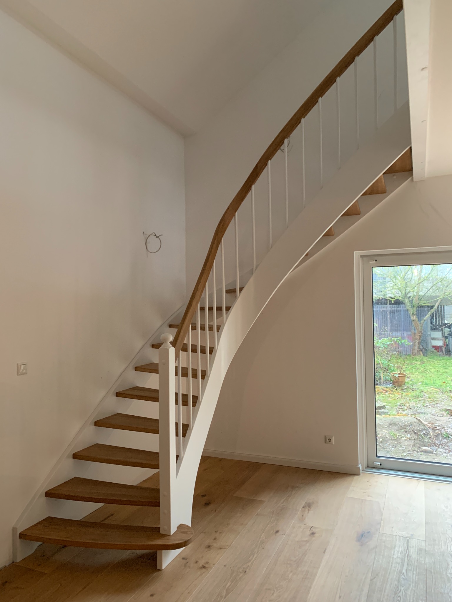 Schody drewniane gięte