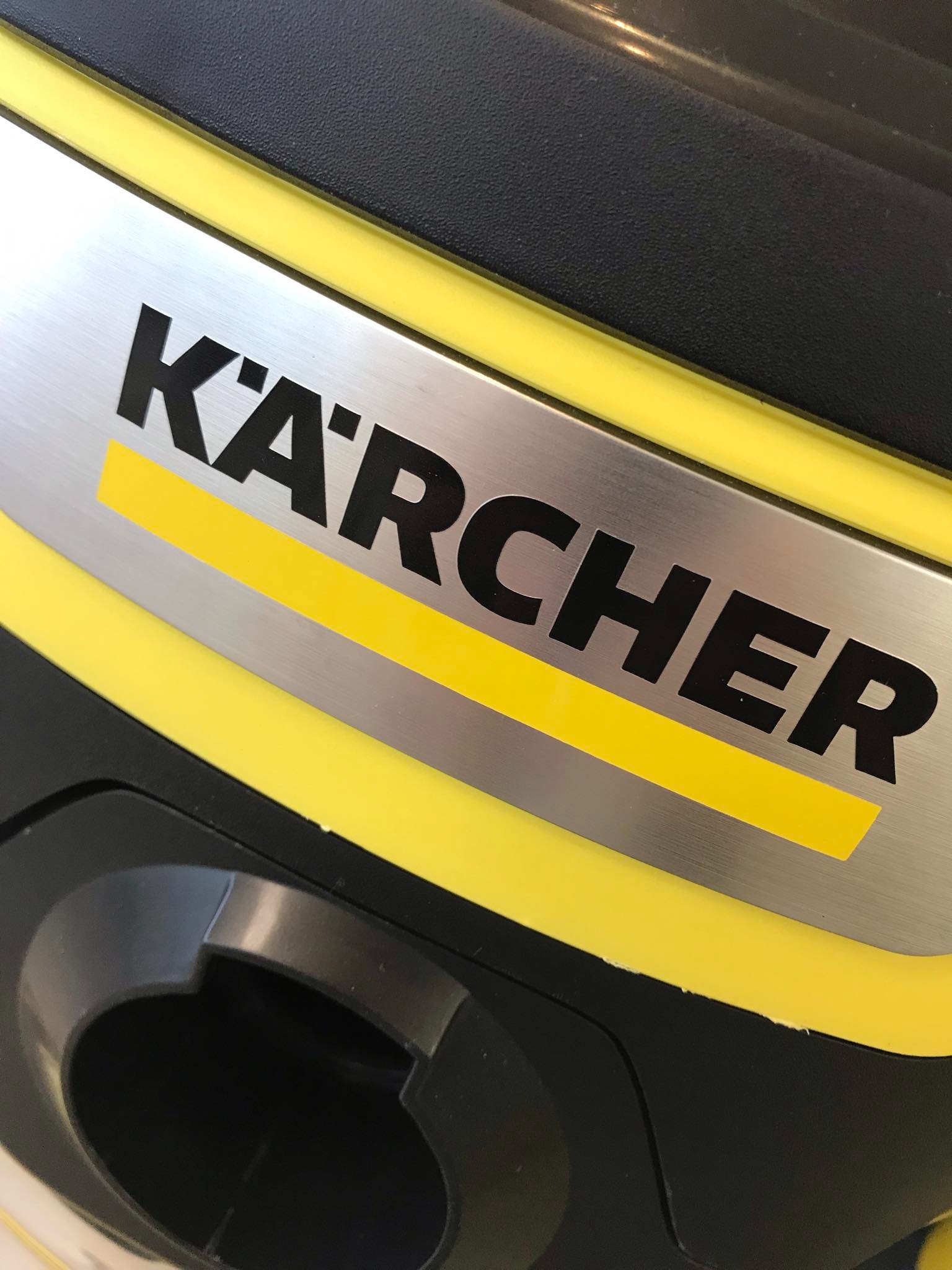 Zbliżenie na logo Kärcher na obudowie urządzenia w kolorach czarnym i żółtym.