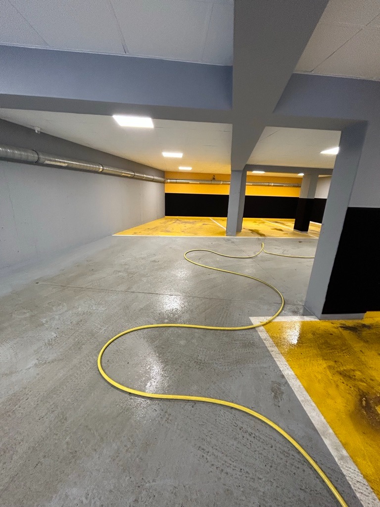 Podłoga garażu przed czyszczeniem