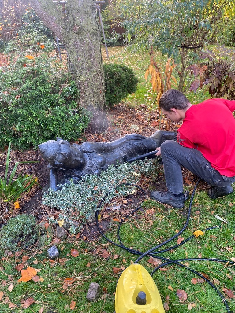 Czyszczenie parowe rzeżb i pomników