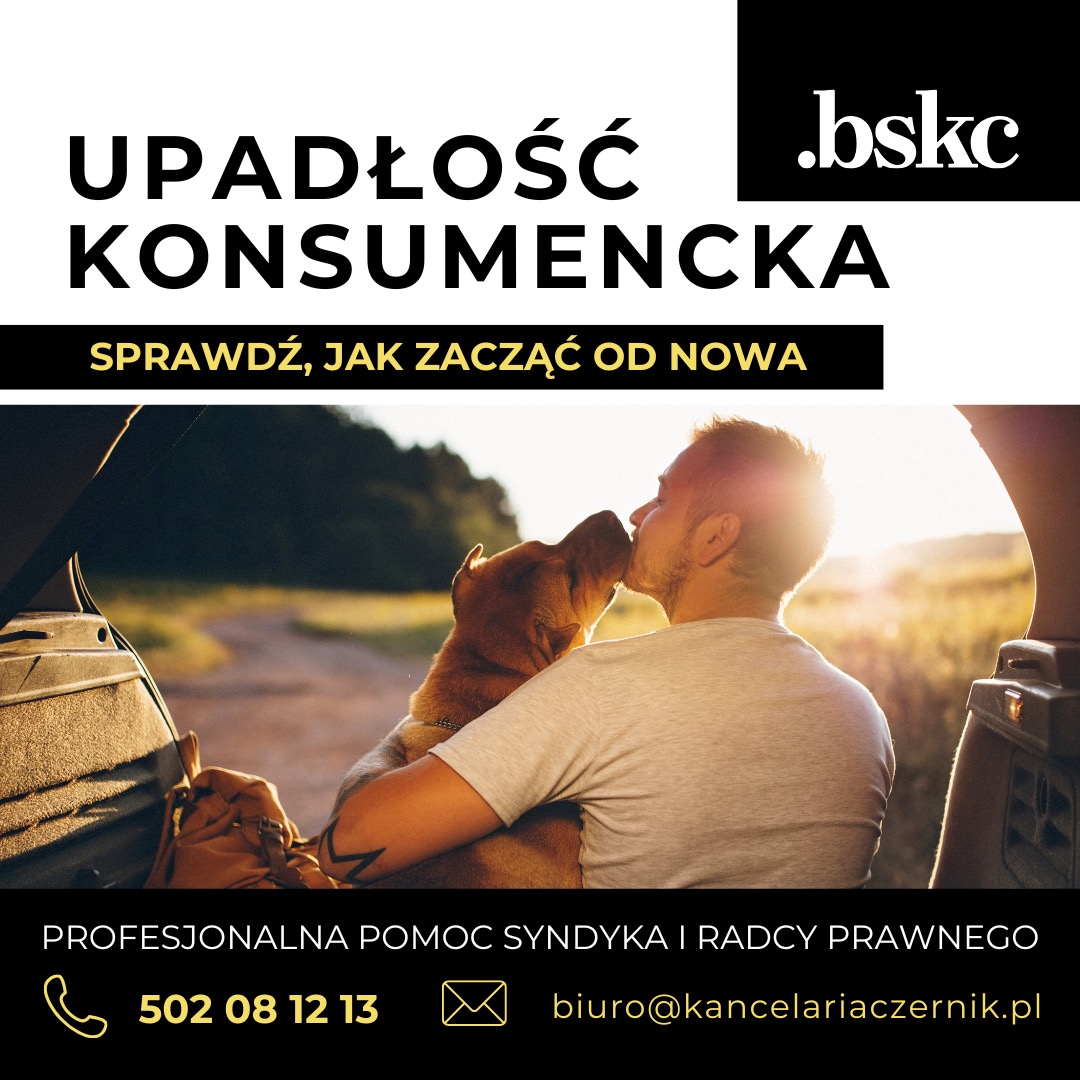Mężczyzna obejmuje psa siedząc w bagażniku samochodu na tle zachodzącego słońca, nad nim tekst o upadłości konsumenckiej i numer kontaktowy do kancelarii.