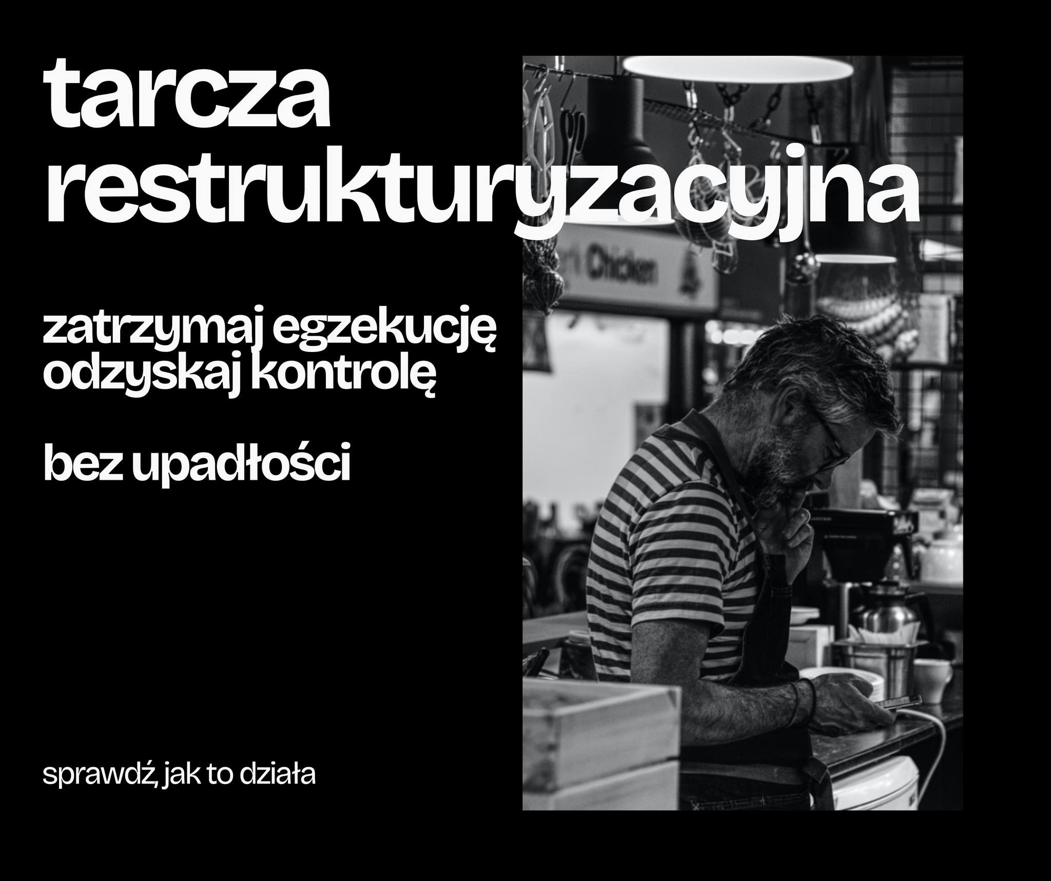 Czarno-biała grafika z hasłem 'Tarcza Restrukturyzacyjna', mężczyzną w tle i napisem 'sprawdź jak to działa'.