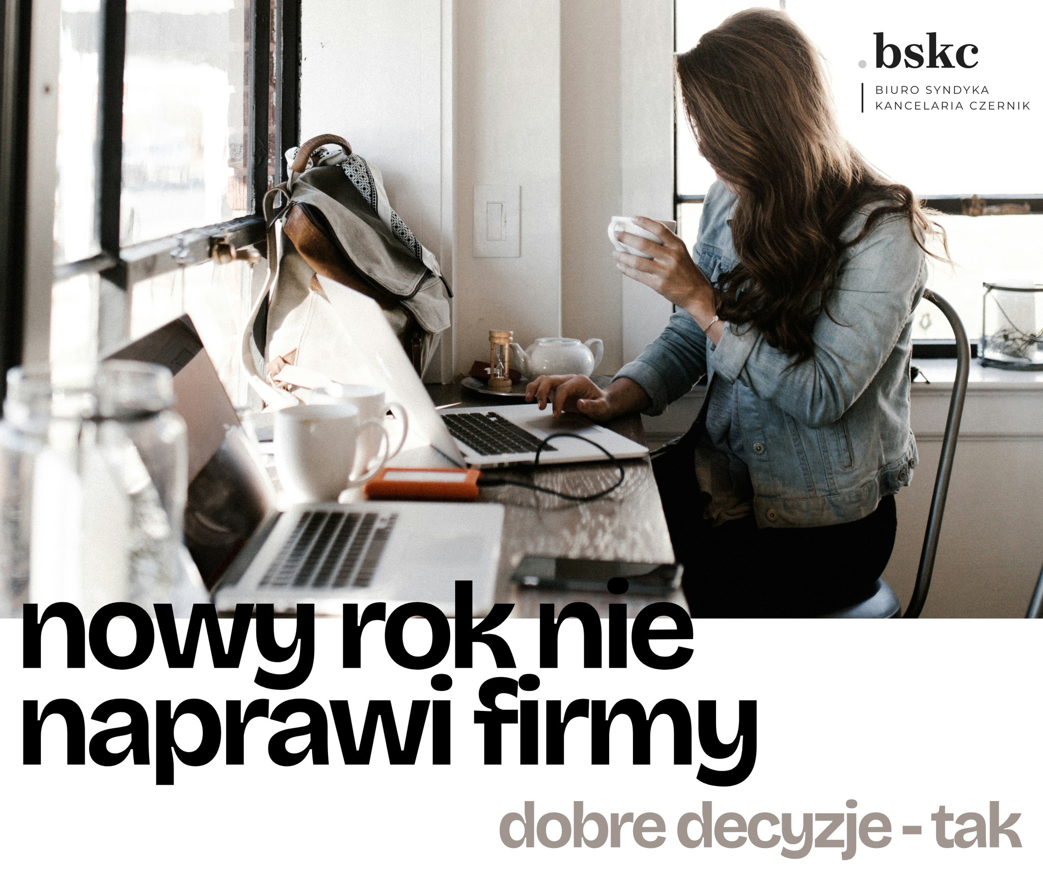 Kobieta z filiżanką pracuje przy biurku z laptopami w jasnym biurze. Widoczne logo kancelarii prawnej. Tekst: Nowy rok nie naprawi firmy, dobre decyzje - tak.